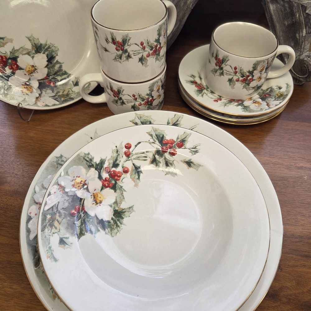Gibson Christmas "Yuletide" Dinnerware Set, Four Place Setting